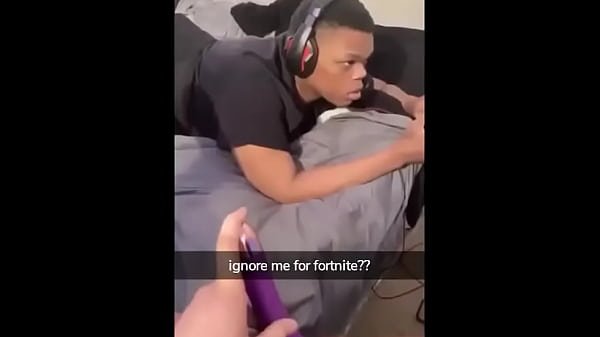 Meu namorado jogava fortnite e gozei na cara dele com minha bucetinha